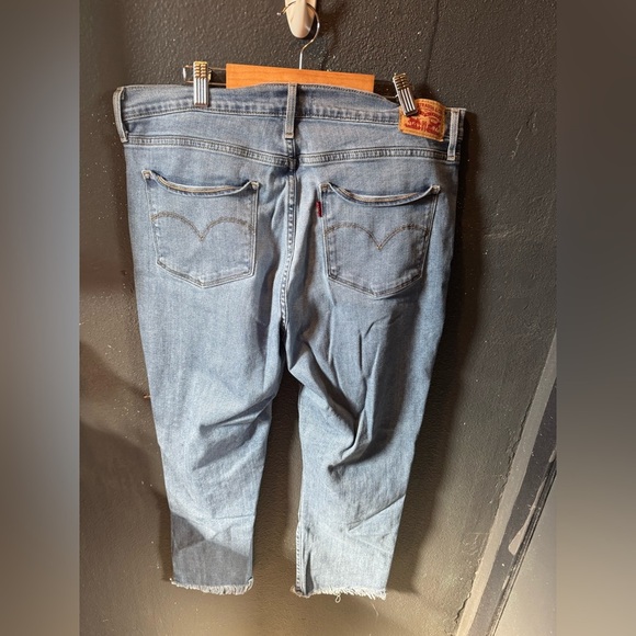 Levi’s 724 Light Wash Distressed High Rise Straight Size 33 - Picture 4 of 4